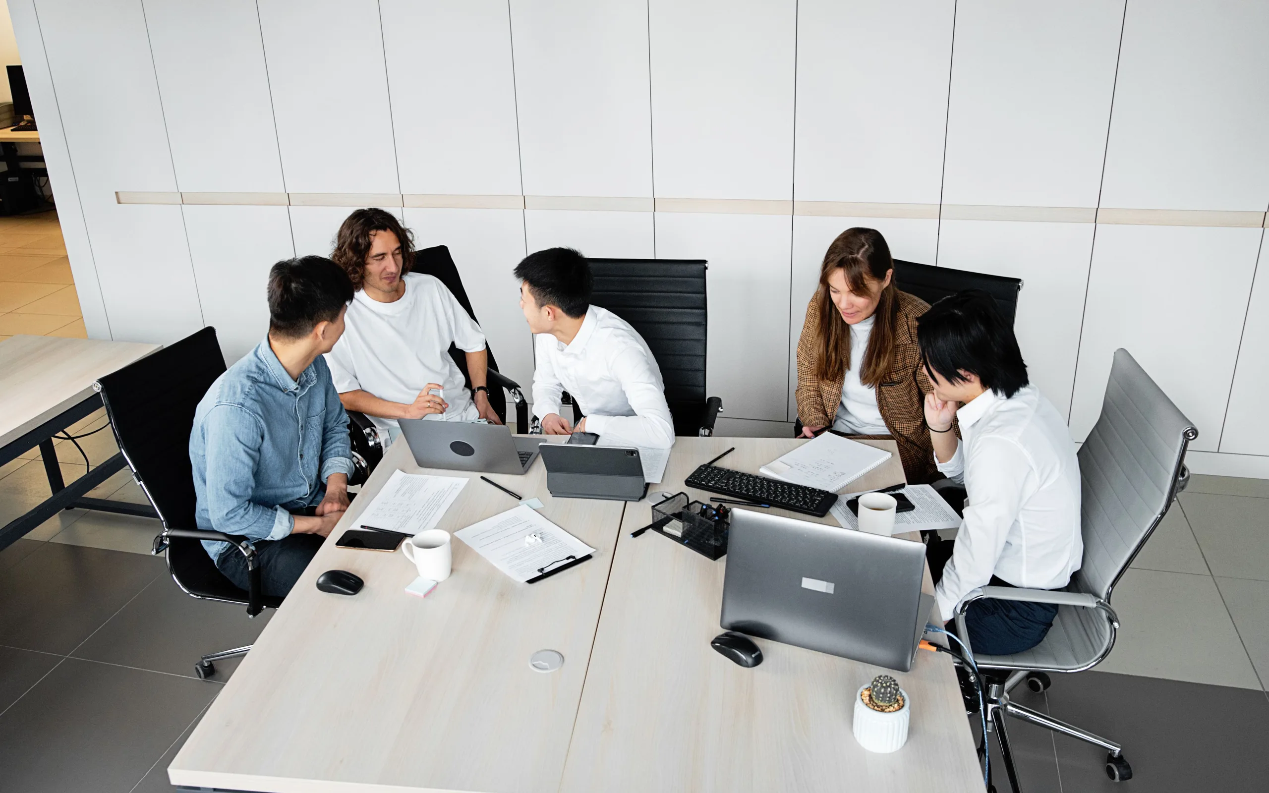 Équipe réunie autour d’un temps de coordination